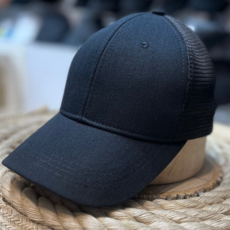 کلاه نقابدار بیسبالی پشت تور ساده